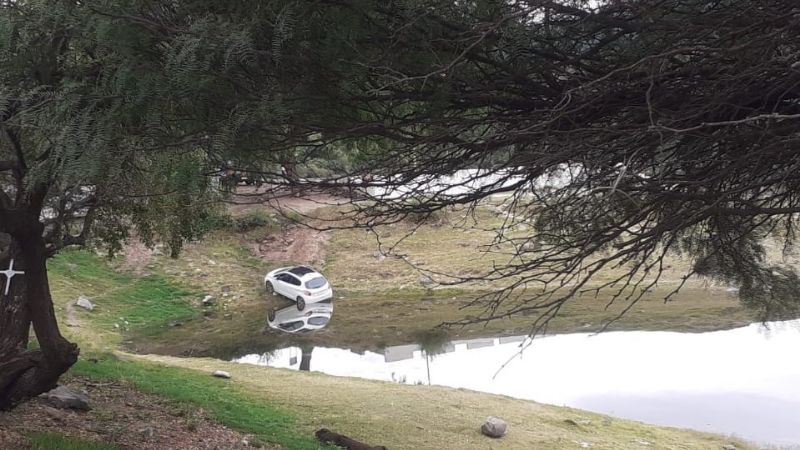 Un auto desbarrancó en el dique