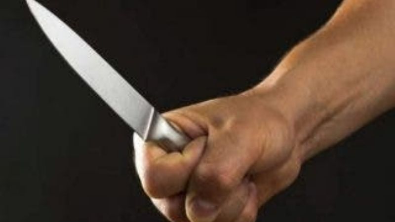 Un hombre agredió con un cuchillo a un policía