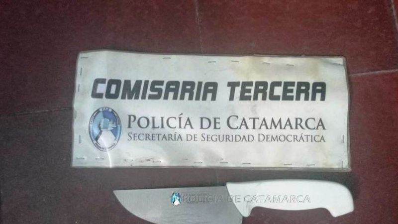Golpeó a su mamá con un cuchillo en la mano
