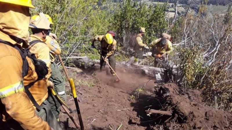 Brigadistas catamarqueños combaten incendios en el Sur
