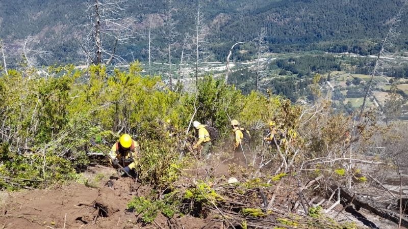 Brigadistas catamarqueños combaten incendios en el Sur