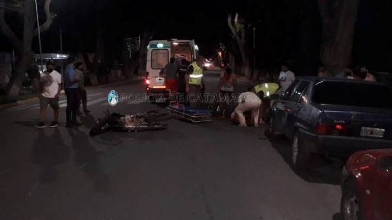 Joven en moto atropelló a una mujer y un niño