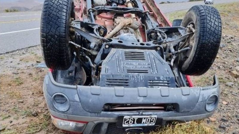 Camioneta quedó con las ruedas hacia arriba en Hualfín