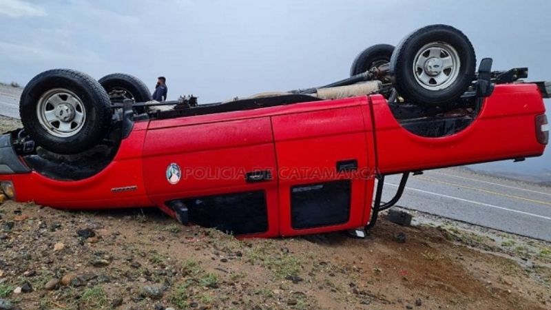 Camioneta quedó con las ruedas hacia arriba en Hualfín