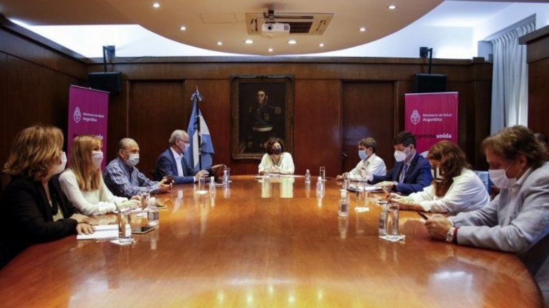 Ministros de Salud del país definen nuevas medidas por la suba de casos