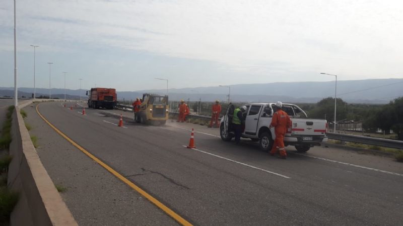 Por trabajos de bacheo, transitar con precaución por Circunvalación