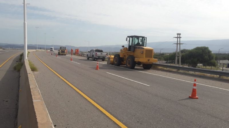 Por trabajos de bacheo, transitar con precaución por Circunvalación