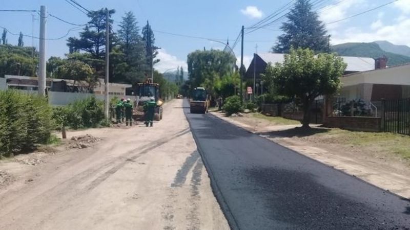 Vialidad pavimenta la Ruta Provincial Nº 4 en El Rodeo