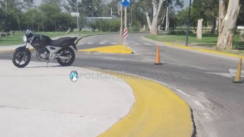 Joven se cayó de una moto alta cilindrada