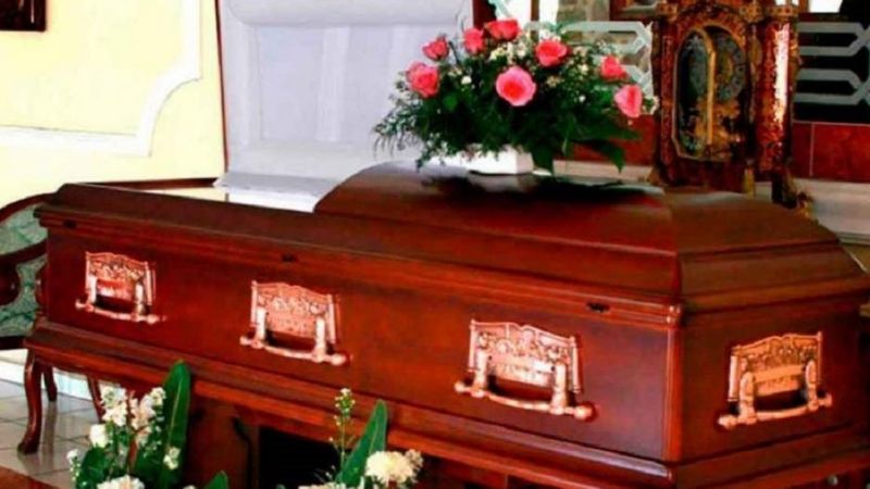 Un hombre apareció en su entierro mientras lo velaban