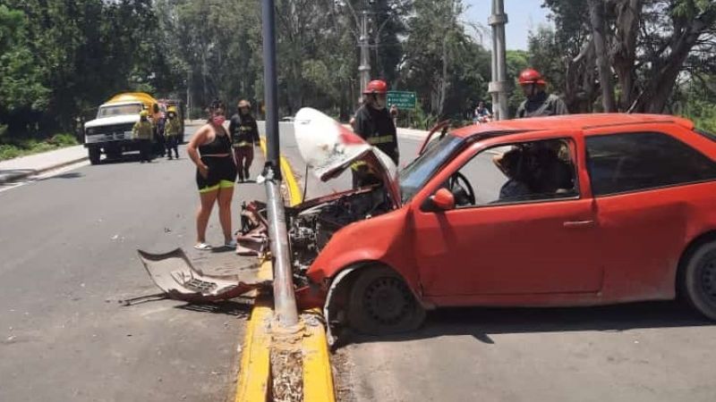 Se estrelló contra un poste de luz