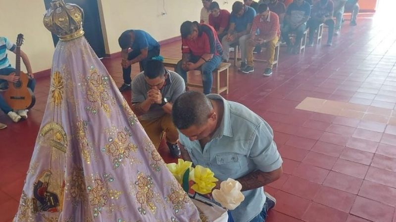 Emotiva visita de la Virgen del Valle a las cárceles de varones y de mujeres