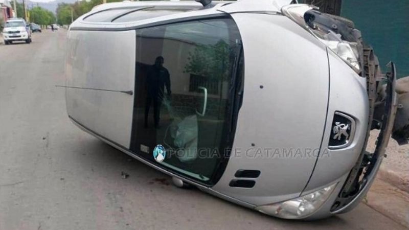 Volcó un auto en el centro de Tinogasta