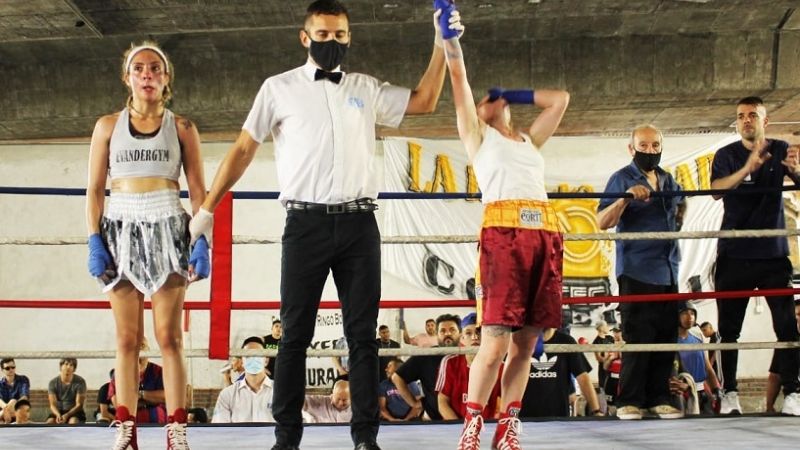 A las “piñas”, Mora Amado se abre paso al profesionalismo