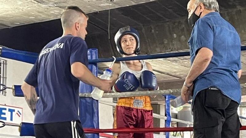 A las “piñas”, Mora Amado se abre paso al profesionalismo