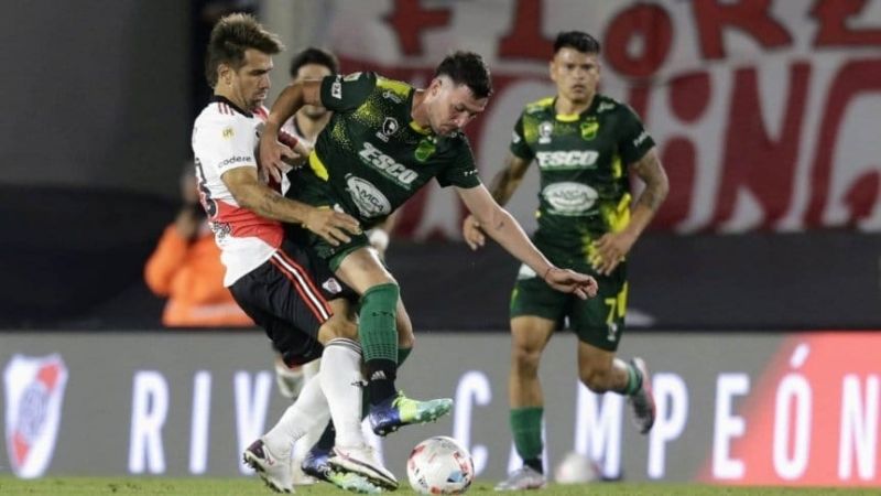 River perdió con Defensa y partidazo 4-4 en La Plata