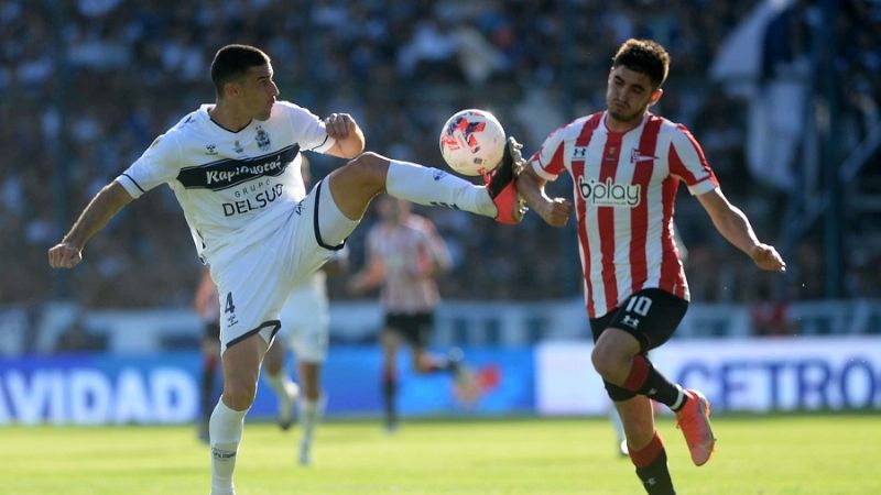 River perdió con Defensa y partidazo 4-4 en La Plata