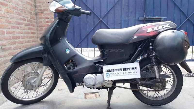 Abandonaron una moto en el patio de una casa