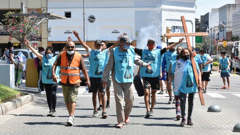 Santiagueños se rinden a los pies de la Virgen