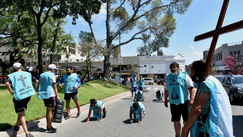 Santiagueños se rinden a los pies de la Virgen