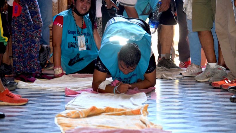 Santiagueños se rinden a los pies de la Virgen