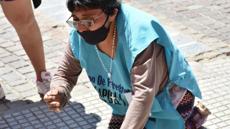 Santiagueños se rinden a los pies de la Virgen