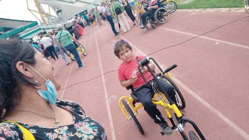 Entrega de equipos a niños y jóvenes con movilidad reducida