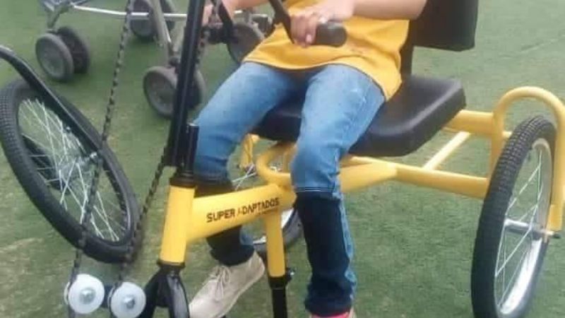Entrega de equipos a niños y jóvenes con movilidad reducida