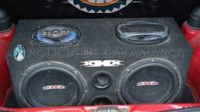Trasladaba en un auto equipo de sonido robado