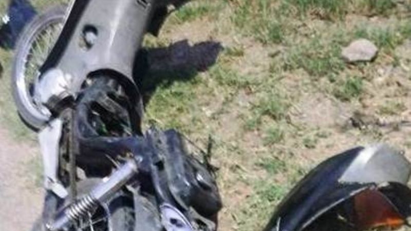 Adolescente en moto impactó contra un auto