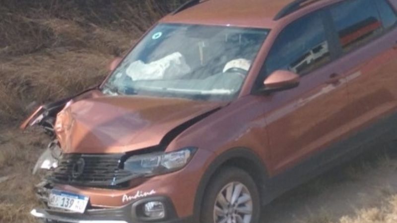 Carretón perdió una rueda e impactó a un vehículo