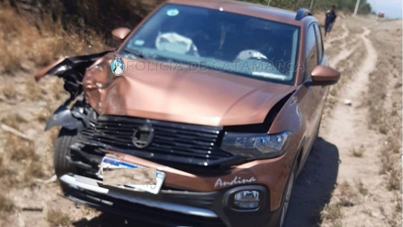 Carretón perdió una rueda e impactó a un vehículo