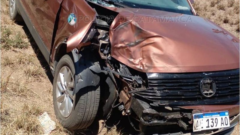 Carretón perdió una rueda e impactó a un vehículo