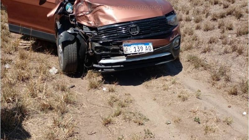 Carretón perdió una rueda e impactó a un vehículo
