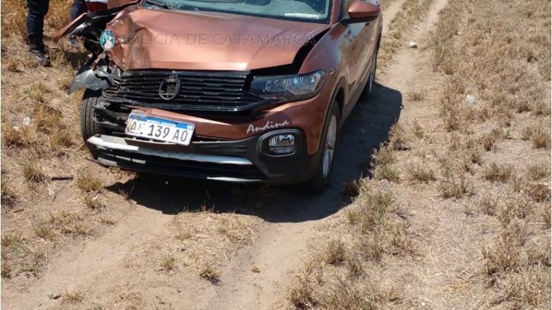 Carretón perdió una rueda e impactó a un vehículo