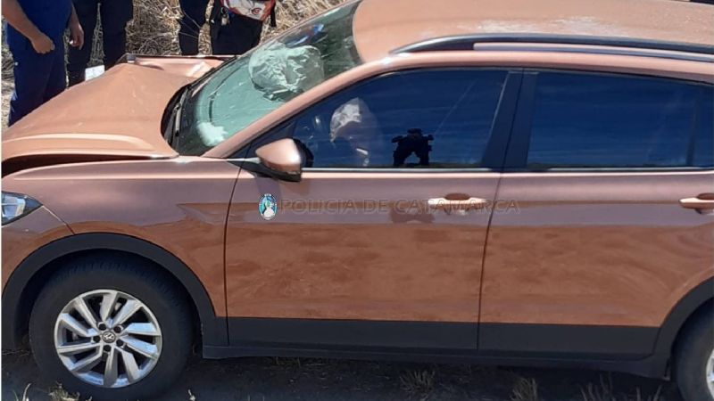 Carretón perdió una rueda e impactó a un vehículo