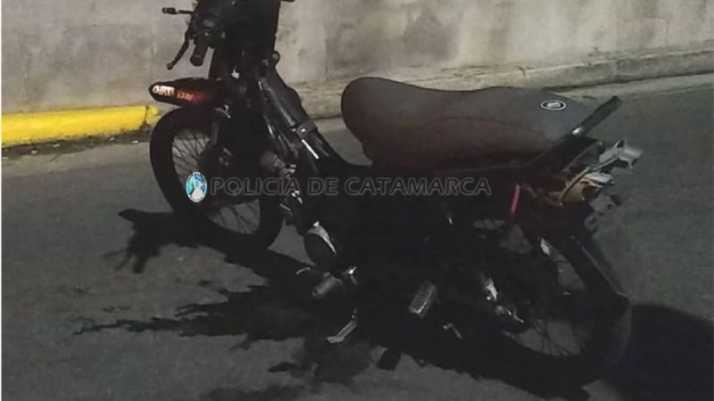 Perdió el control de la moto y cayeron al asfalto