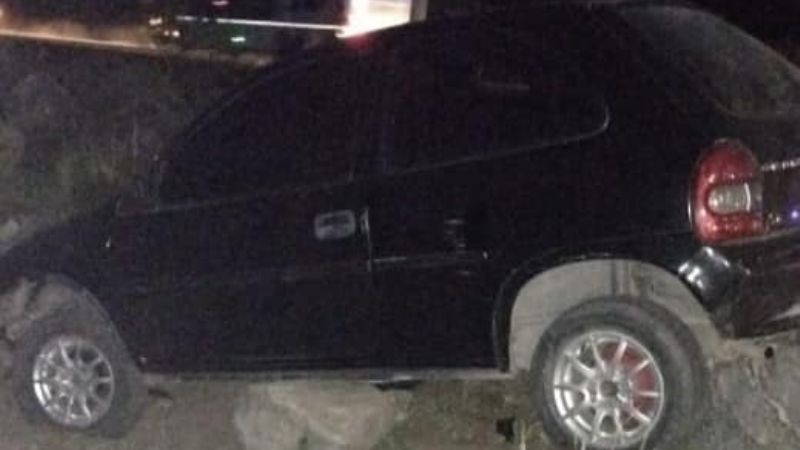 Peregrinos en auto salieron de la banquina y chocaron con piedras