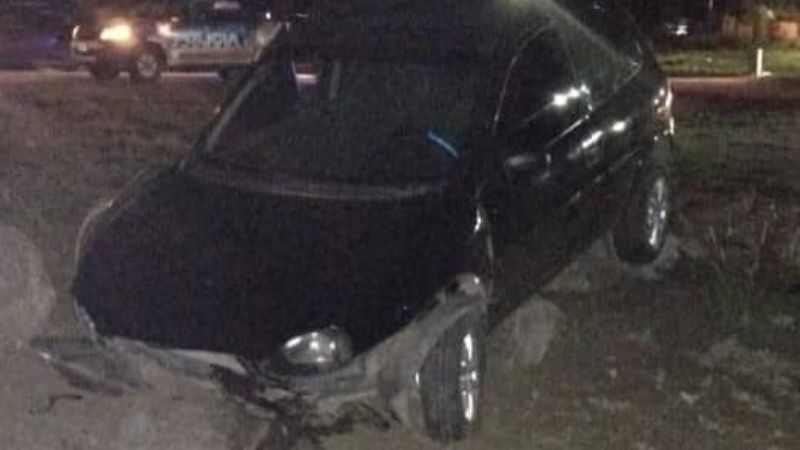 Peregrinos en auto salieron de la banquina y chocaron con piedras