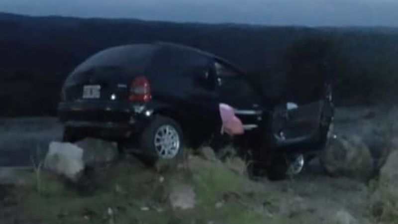 Peregrinos en auto salieron de la banquina y chocaron con piedras