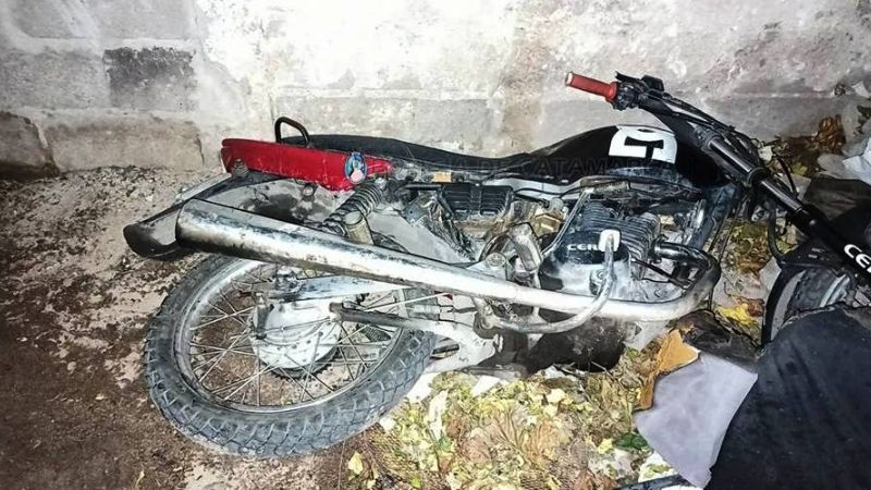 Recuperan una moto robada y detienen a dos personas