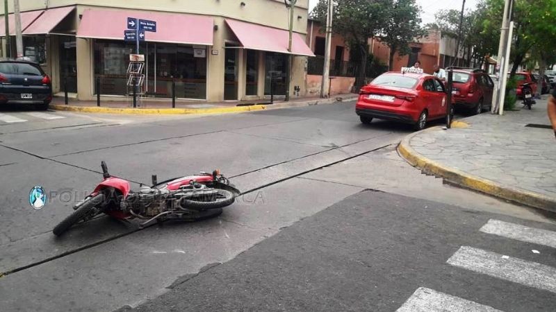 Joven en moto chocó contra un auto y termino herida