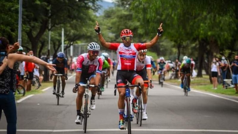 Darío Díaz ganó el “Criterium Apertura” de ciclismo, en el Parque