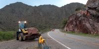 VIALIDAD NACIONAL trabaja para desalojar derrumbes en la Quebrada de belén, sobre la Ruta 40, hacia Santa María.