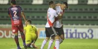 BORRÉ abraza a Suárez, tras el primer gol de River.