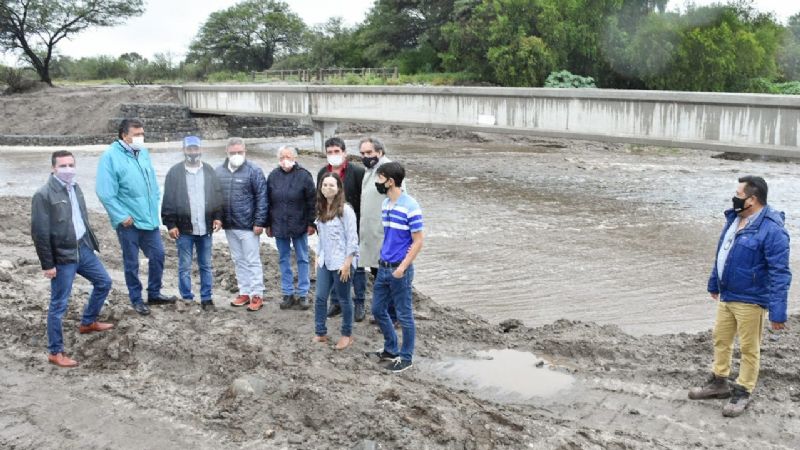 Inauguraron el nuevo puente canal que garantiza agua de riego
