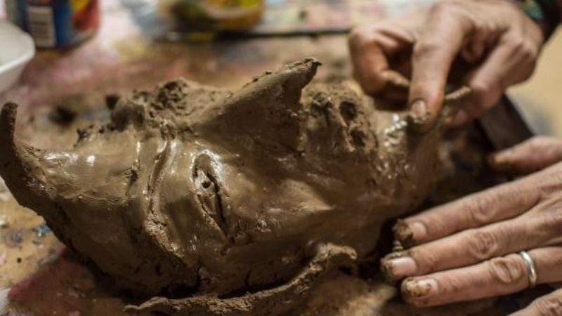 Talleres de máscaras de barro para celebrar el carnaval