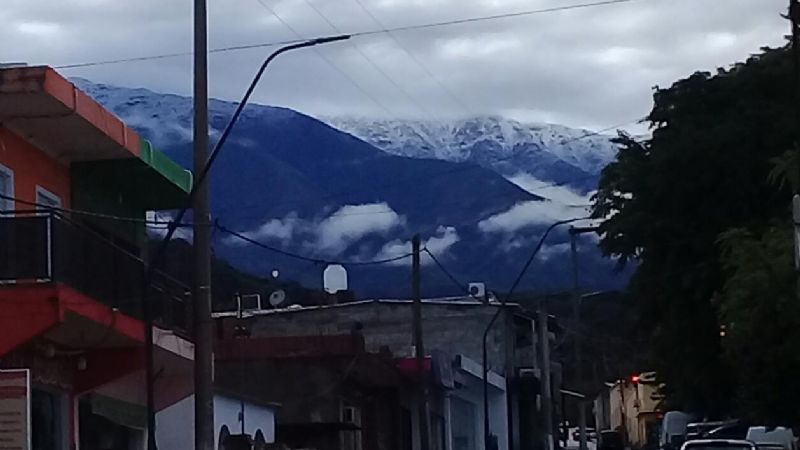 Los cerros de Pomán amanecieron nevados