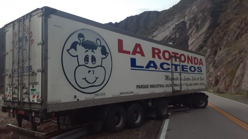Camión de lácteos quedó atravesado en la ruta 40