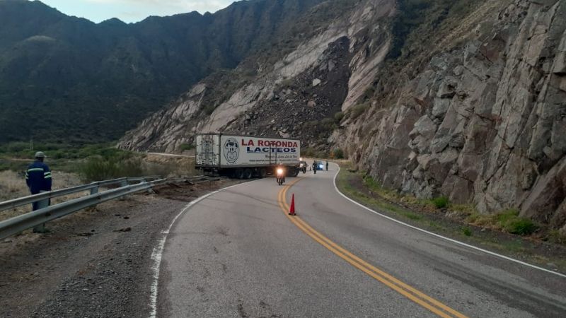 Camión de lácteos quedó atravesado en la ruta 40